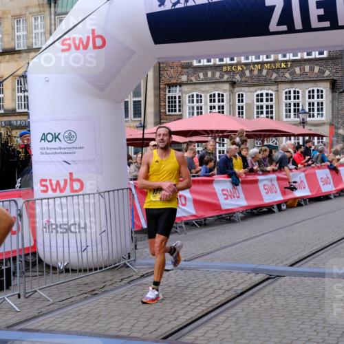 13.09.2026 - 21. swb-Marathon Bremen Tim E. http://msf.ph/oto/10297812 13.09.2026 10:31:08 Ziel 13537, 13554, 13630 meine-sportfotos.de