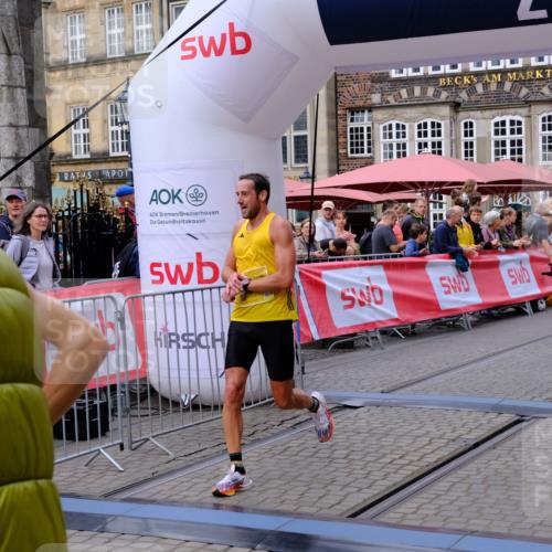 13.09.2026 - 21. swb-Marathon Bremen Tim E. http://msf.ph/oto/10297818 13.09.2026 10:31:08 Ziel 13537, 13554, 13630 meine-sportfotos.de