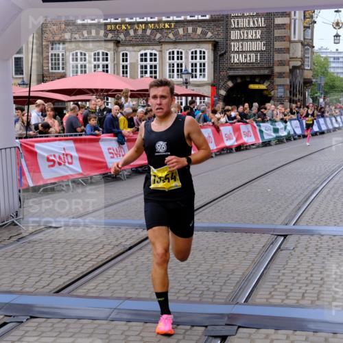 13.09.2026 - 21. swb-Marathon Bremen Tim E. http://msf.ph/oto/10297824 13.09.2026 10:31:11 Ziel 13537, 13554, 13630 meine-sportfotos.de
