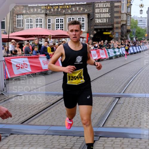 13.09.2026 - 21. swb-Marathon Bremen Tim E. http://msf.ph/oto/10297829 13.09.2026 10:31:11 Ziel 13537, 13554, 13630 meine-sportfotos.de
