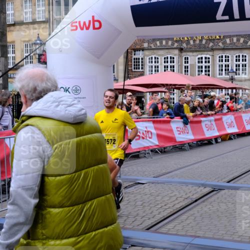 13.09.2026 - 21. swb-Marathon Bremen Tim E. http://msf.ph/oto/10297853 13.09.2026 10:31:21 Ziel 13554, 13572, 13602, 13630 meine-sportfotos.de