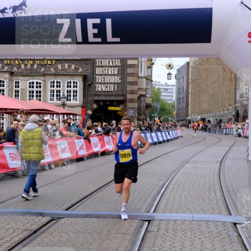 13.09.2026 - 21. swb-Marathon Bremen Tim E. http://msf.ph/oto/10297855 13.09.2026 10:31:37 Ziel 13571 meine-sportfotos.de