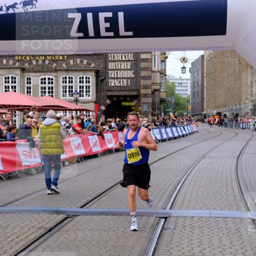 13.09.2026 - 21. swb-Marathon Bremen Tim E. http://msf.ph/oto/10297863 13.09.2026 10:31:37 Ziel 13571 meine-sportfotos.de
