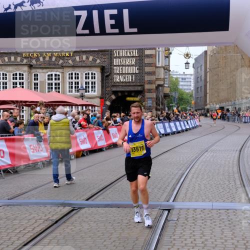 13.09.2026 - 21. swb-Marathon Bremen Tim E. http://msf.ph/oto/10297866 13.09.2026 10:31:37 Ziel 13571 meine-sportfotos.de