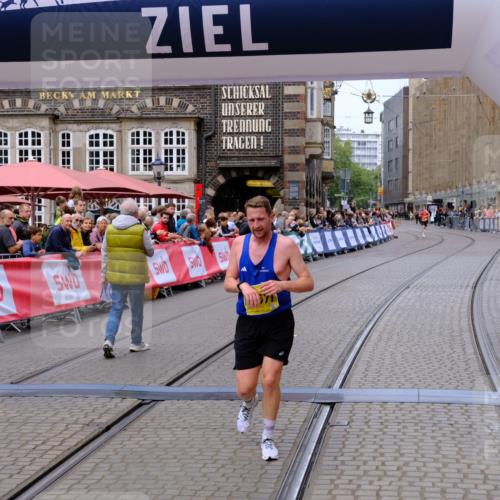 13.09.2026 - 21. swb-Marathon Bremen Tim E. http://msf.ph/oto/10297870 13.09.2026 10:31:38 Ziel 13571 meine-sportfotos.de