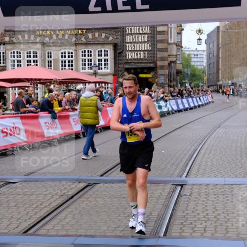 13.09.2026 - 21. swb-Marathon Bremen Tim E. http://msf.ph/oto/10297875 13.09.2026 10:31:38 Ziel 13571 meine-sportfotos.de