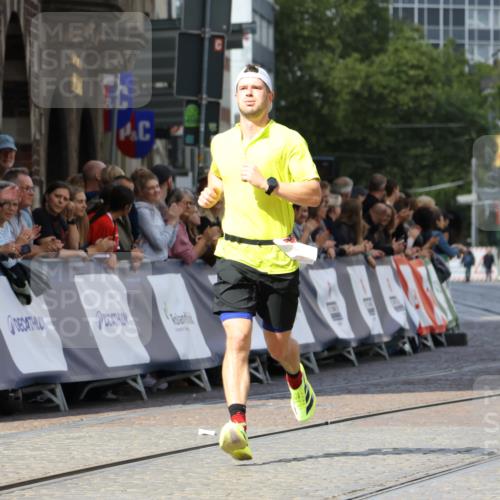 13.09.2026 - 21. swb-Marathon Bremen Strokosch-Dieckow http://msf.ph/oto/10297883 13.09.2026 12:33:15 Ziel 822 meine-sportfotos.de