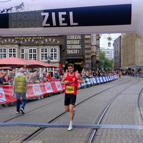 13.09.2026 - 21. swb-Marathon Bremen Tim E. http://msf.ph/oto/10297890 13.09.2026 10:31:50 Ziel 13504 meine-sportfotos.de