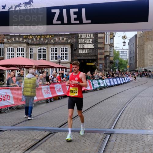 13.09.2026 - 21. swb-Marathon Bremen Tim E. http://msf.ph/oto/10297894 13.09.2026 10:31:50 Ziel 13504 meine-sportfotos.de