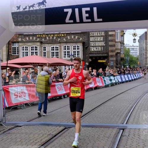 13.09.2026 - 21. swb-Marathon Bremen Tim E. http://msf.ph/oto/10297902 13.09.2026 10:31:51 Ziel 13504, 13643 meine-sportfotos.de