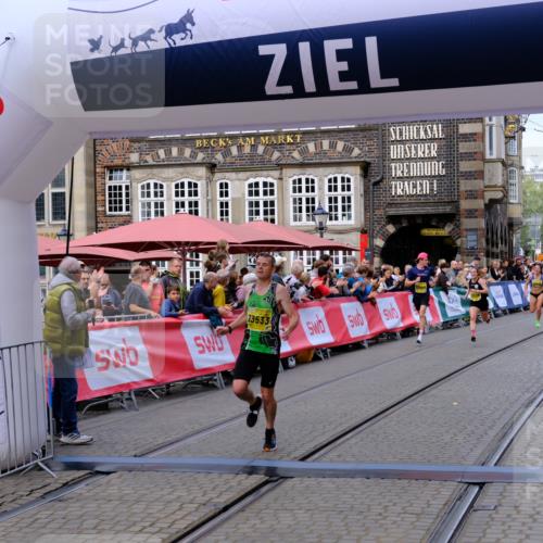 13.09.2026 - 21. swb-Marathon Bremen Tim E. http://msf.ph/oto/10297923 13.09.2026 10:32:06 Ziel 12457, 13533, 13536, 13573, 13618, 13643 meine-sportfotos.de