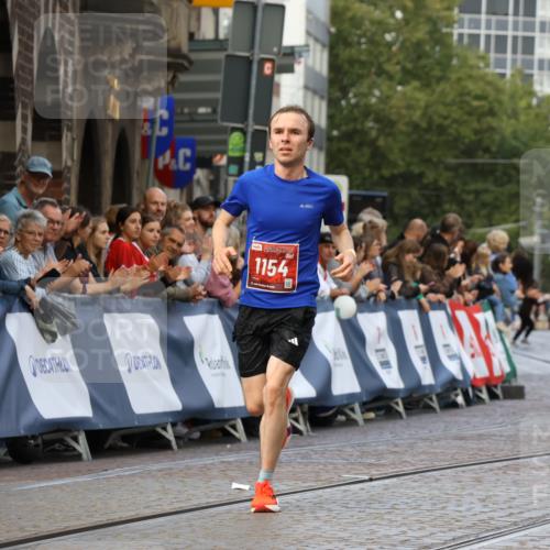 13.09.2026 - 21. swb-Marathon Bremen Strokosch-Dieckow http://msf.ph/oto/10297973 13.09.2026 12:34:48 Ziel 917, 1154, 1997 meine-sportfotos.de