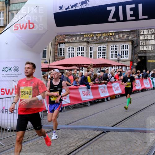 13.09.2026 - 21. swb-Marathon Bremen Tim E. http://msf.ph/oto/10298017 13.09.2026 10:32:24 Ziel 13543, 13582, 13632 meine-sportfotos.de