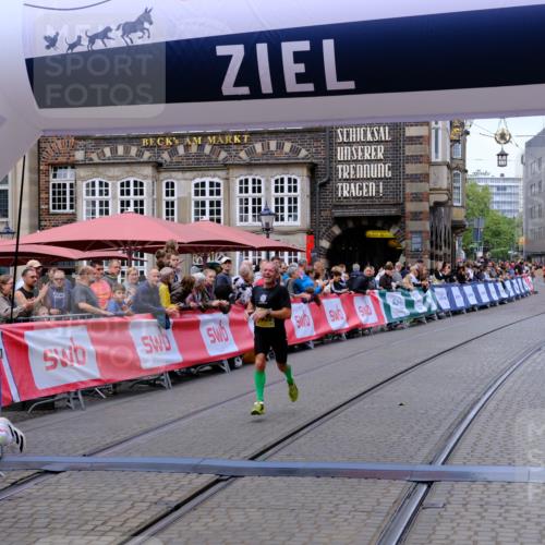 13.09.2026 - 21. swb-Marathon Bremen Tim E. http://msf.ph/oto/10298020 13.09.2026 10:32:24 Ziel 13543, 13582, 13632 meine-sportfotos.de