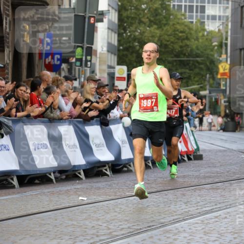 13.09.2026 - 21. swb-Marathon Bremen Strokosch-Dieckow http://msf.ph/oto/10298022 13.09.2026 12:34:58 Ziel 917, 1190, 1997, 1028 meine-sportfotos.de