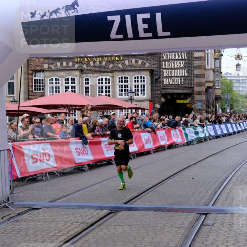 13.09.2026 - 21. swb-Marathon Bremen Tim E. http://msf.ph/oto/10298023 13.09.2026 10:32:24 Ziel 13543, 13582, 13632 meine-sportfotos.de