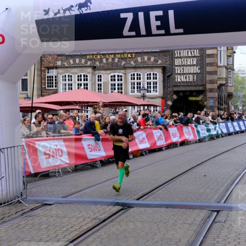13.09.2026 - 21. swb-Marathon Bremen Tim E. http://msf.ph/oto/10298027 13.09.2026 10:32:24 Ziel 13543, 13582, 13632 meine-sportfotos.de