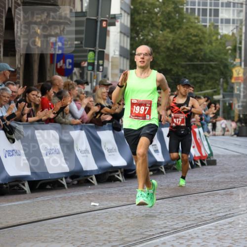 13.09.2026 - 21. swb-Marathon Bremen Strokosch-Dieckow http://msf.ph/oto/10298033 13.09.2026 12:34:59 Ziel 917, 1190, 1997, 1028 meine-sportfotos.de