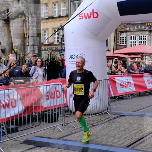 13.09.2026 - 21. swb-Marathon Bremen Tim E. http://msf.ph/oto/10298048 13.09.2026 10:32:26 Ziel 13543, 13582, 13632 meine-sportfotos.de
