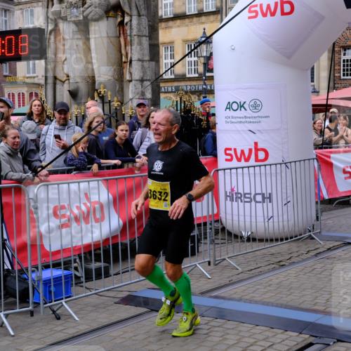 13.09.2026 - 21. swb-Marathon Bremen Tim E. http://msf.ph/oto/10298055 13.09.2026 10:32:26 Ziel 13543, 13582, 13632 meine-sportfotos.de