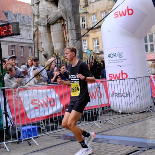 13.09.2026 - 21. swb-Marathon Bremen Tim E. http://msf.ph/oto/10298071 13.09.2026 10:32:41 Ziel 13524, 13564, 13638, 13639 meine-sportfotos.de
