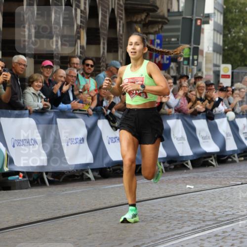 13.09.2026 - 21. swb-Marathon Bremen Strokosch-Dieckow http://msf.ph/oto/10298081 13.09.2026 12:35:04 Ziel 917, 1190, 1997, 1028 meine-sportfotos.de