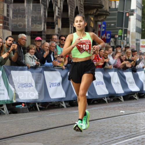 13.09.2026 - 21. swb-Marathon Bremen Strokosch-Dieckow http://msf.ph/oto/10298089 13.09.2026 12:35:04 Ziel 917, 1190, 1997, 1028 meine-sportfotos.de