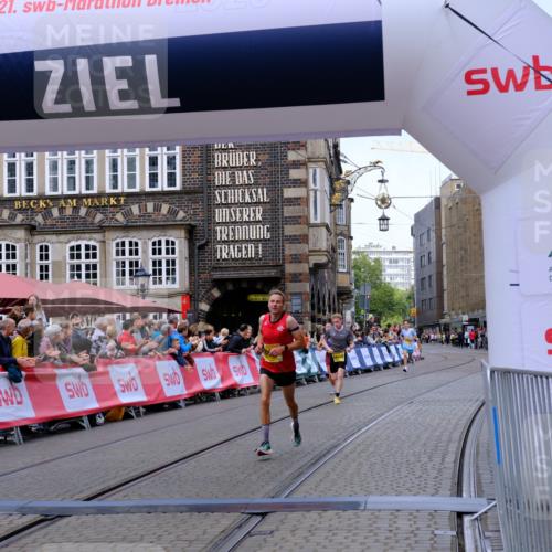 13.09.2026 - 21. swb-Marathon Bremen Tim E. http://msf.ph/oto/10298102 13.09.2026 10:33:03 Ziel 13550, 13581, 13599, 13622 meine-sportfotos.de