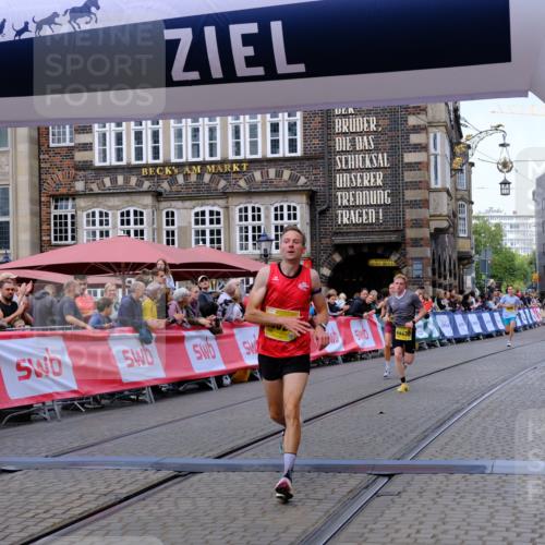 13.09.2026 - 21. swb-Marathon Bremen Tim E. http://msf.ph/oto/10298106 13.09.2026 10:33:04 Ziel 13550, 13581, 13599, 13622 meine-sportfotos.de