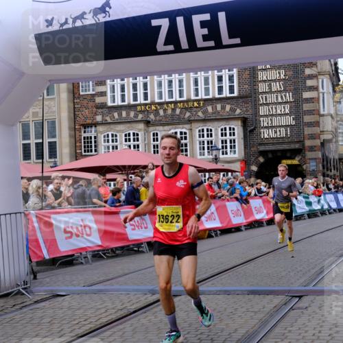 13.09.2026 - 21. swb-Marathon Bremen Tim E. http://msf.ph/oto/10298111 13.09.2026 10:33:04 Ziel 13550, 13581, 13599, 13622 meine-sportfotos.de