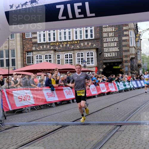 13.09.2026 - 21. swb-Marathon Bremen Tim E. http://msf.ph/oto/10298116 13.09.2026 10:33:05 Ziel 13550, 13581, 13599, 13622 meine-sportfotos.de