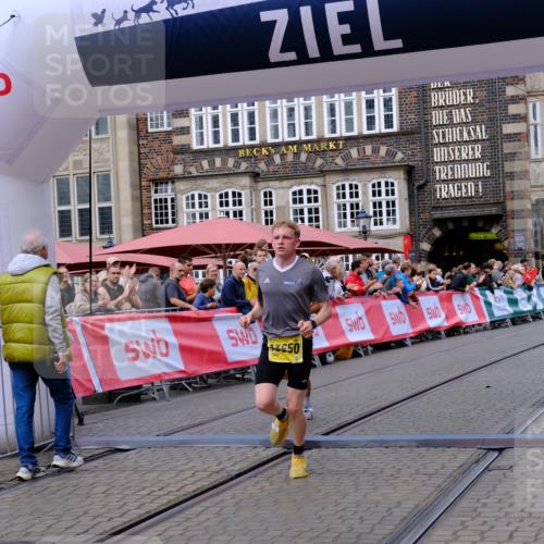 13.09.2026 - 21. swb-Marathon Bremen Tim E. http://msf.ph/oto/10298120 13.09.2026 10:33:06 Ziel 13550, 13581, 13599, 13622 meine-sportfotos.de