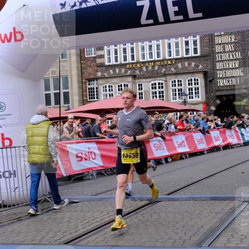 13.09.2026 - 21. swb-Marathon Bremen Tim E. http://msf.ph/oto/10298123 13.09.2026 10:33:06 Ziel 13550, 13581, 13599, 13622 meine-sportfotos.de