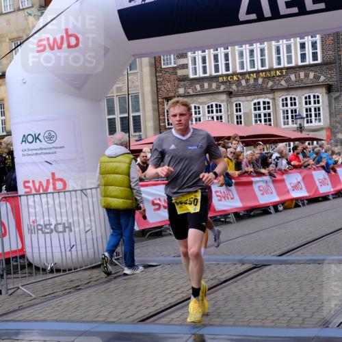 13.09.2026 - 21. swb-Marathon Bremen Tim E. http://msf.ph/oto/10298125 13.09.2026 10:33:06 Ziel 13550, 13581, 13599, 13622 meine-sportfotos.de
