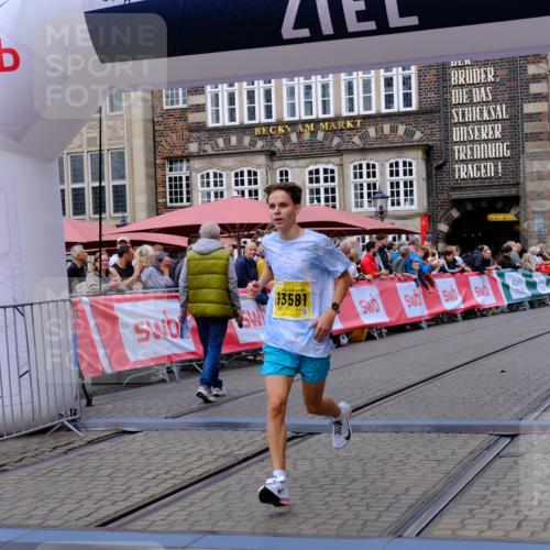 13.09.2026 - 21. swb-Marathon Bremen Tim E. http://msf.ph/oto/10298134 13.09.2026 10:33:09 Ziel 13550, 13581, 13599, 13622 meine-sportfotos.de