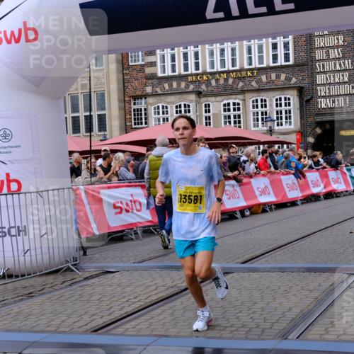 13.09.2026 - 21. swb-Marathon Bremen Tim E. http://msf.ph/oto/10298136 13.09.2026 10:33:09 Ziel 13550, 13581, 13599, 13622 meine-sportfotos.de