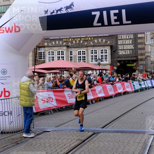 13.09.2026 - 21. swb-Marathon Bremen Tim E. http://msf.ph/oto/10298149 13.09.2026 10:33:44 Ziel 10366, 11059, 11481, 11652 meine-sportfotos.de