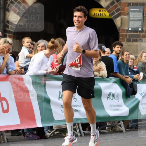 13.09.2026 - 21. swb-Marathon Bremen Strokosch-Dieckow http://msf.ph/oto/10298184 13.09.2026 12:36:26 Ziel 1670 meine-sportfotos.de