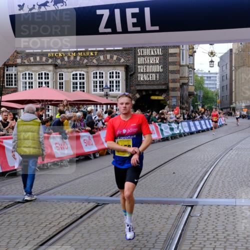 13.09.2026 - 21. swb-Marathon Bremen Tim E. http://msf.ph/oto/10298215 13.09.2026 10:33:59 Ziel 10366, 10475, 11059, 11481, 12459, 13530, 13541 meine-sportfotos.de