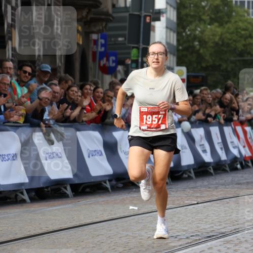 13.09.2026 - 21. swb-Marathon Bremen Strokosch-Dieckow http://msf.ph/oto/10298222 13.09.2026 12:37:49 Ziel 513, 1957 meine-sportfotos.de