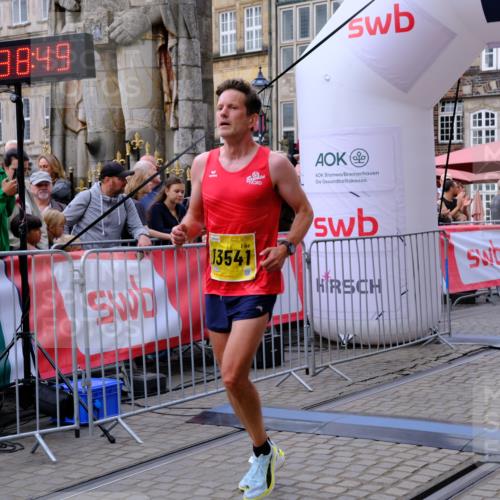 13.09.2026 - 21. swb-Marathon Bremen Tim E. http://msf.ph/oto/10298227 13.09.2026 10:34:07 Ziel 10797, 12459, 13530, 13541 meine-sportfotos.de