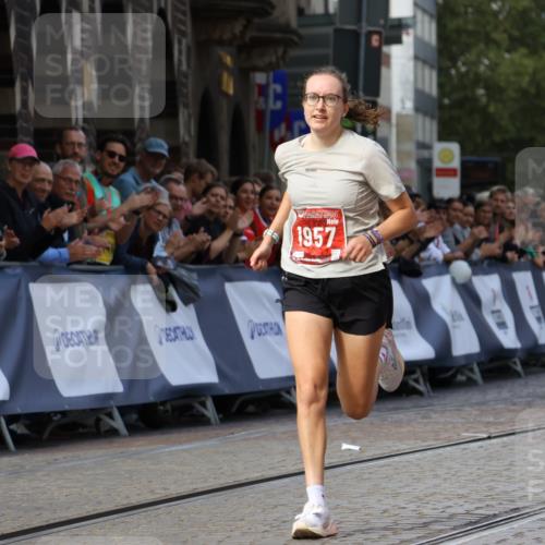 13.09.2026 - 21. swb-Marathon Bremen Strokosch-Dieckow http://msf.ph/oto/10298229 13.09.2026 12:37:50 Ziel 513, 1957 meine-sportfotos.de