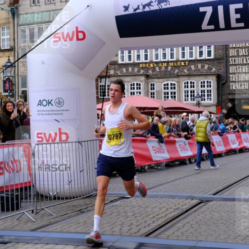13.09.2026 - 21. swb-Marathon Bremen Tim E. http://msf.ph/oto/10298232 13.09.2026 10:34:10 Ziel 10797, 13541 meine-sportfotos.de