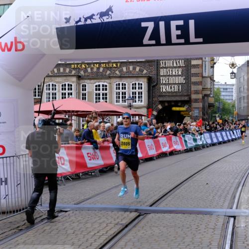 13.09.2026 - 21. swb-Marathon Bremen Tim E. http://msf.ph/oto/10298239 13.09.2026 10:34:27 Ziel 13605, 13610, 13633 meine-sportfotos.de