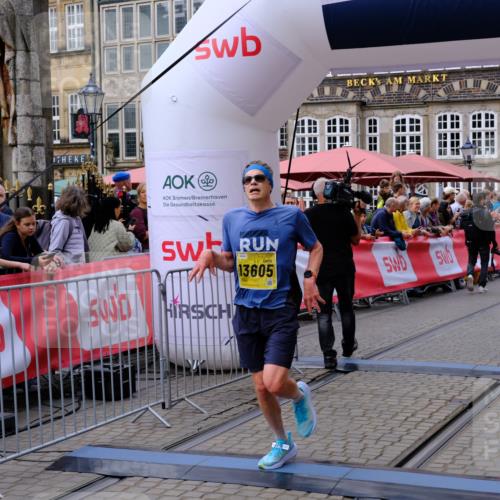 13.09.2026 - 21. swb-Marathon Bremen Tim E. http://msf.ph/oto/10298249 13.09.2026 10:34:28 Ziel 13605, 13610, 13633 meine-sportfotos.de