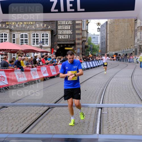 13.09.2026 - 21. swb-Marathon Bremen Tim E. http://msf.ph/oto/10298272 13.09.2026 10:34:36 Ziel 11418, 13605, 13610, 13633 meine-sportfotos.de