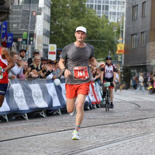 13.09.2026 - 21. swb-Marathon Bremen Strokosch-Dieckow http://msf.ph/oto/10298284 13.09.2026 12:40:35 Ziel 149, 1263, 3662, 4264 meine-sportfotos.de
