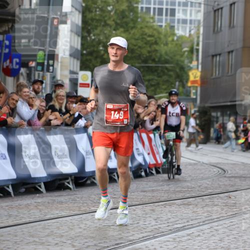 13.09.2026 - 21. swb-Marathon Bremen Strokosch-Dieckow http://msf.ph/oto/10298290 13.09.2026 12:40:35 Ziel 149, 1263, 3662, 4264 meine-sportfotos.de