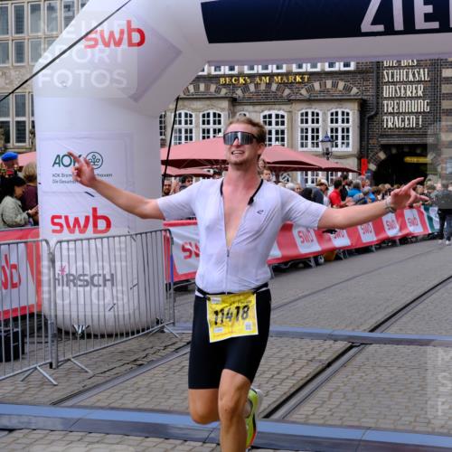13.09.2026 - 21. swb-Marathon Bremen Tim E. http://msf.ph/oto/10298298 13.09.2026 10:34:41 Ziel 11418, 13610, 13633 meine-sportfotos.de