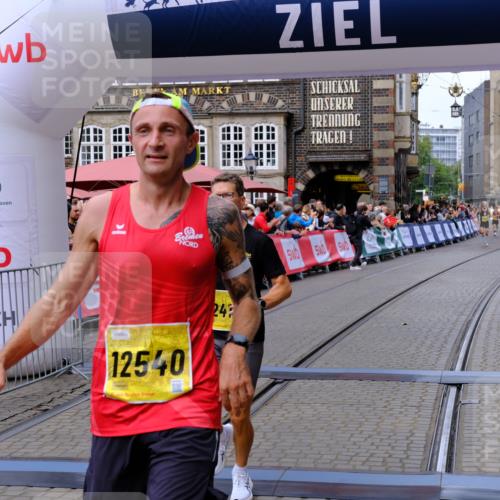 13.09.2026 - 21. swb-Marathon Bremen Tim E. http://msf.ph/oto/10298336 13.09.2026 10:35:03 Ziel 10818, 11197, 11964, 12358, 12413, 12540, 13588, 13637 meine-sportfotos.de